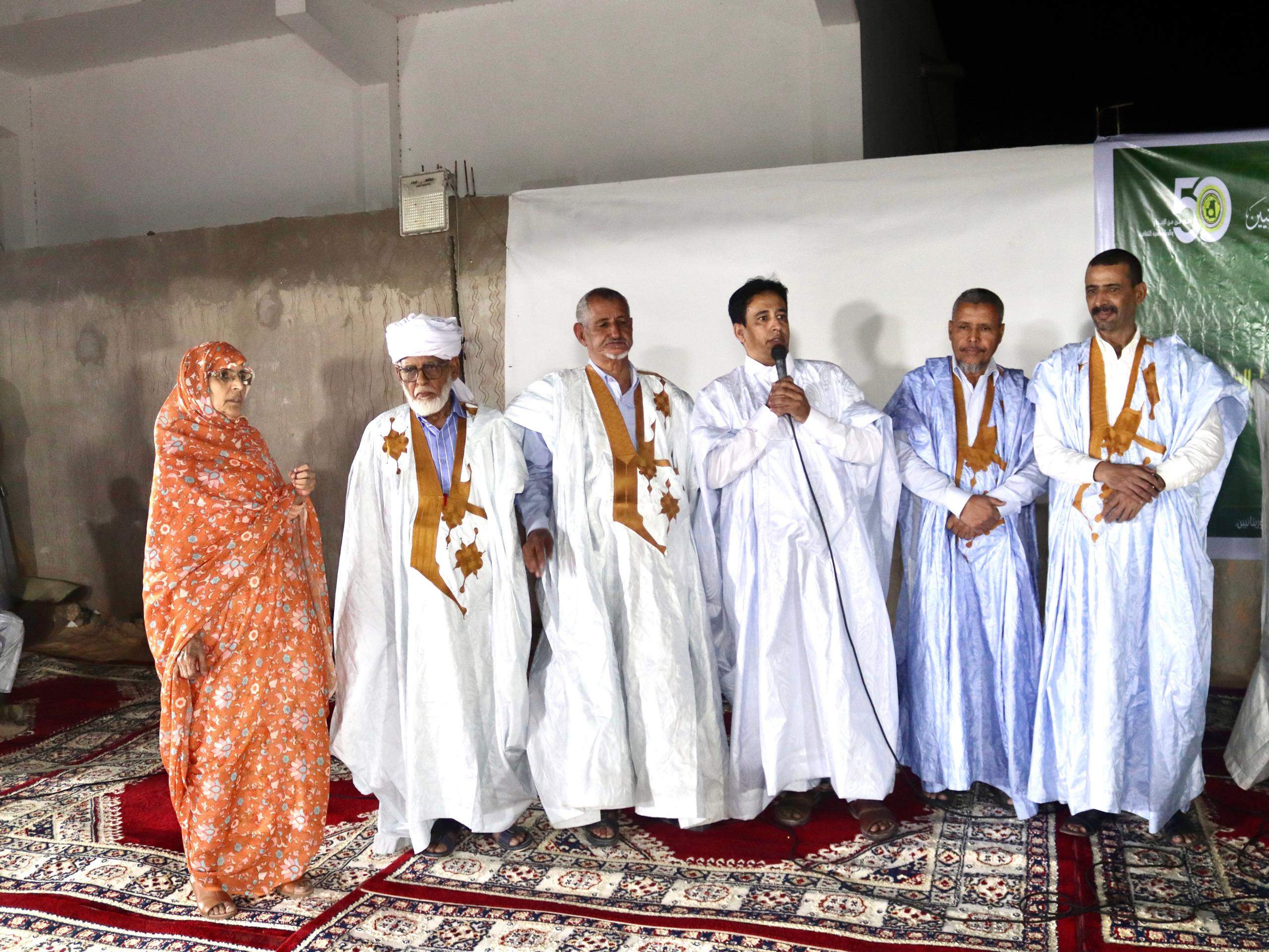 رئيسة الاتحاد وهي تقف مع معالى الوزير ورئيس اتحاد الأدباء وشخصيات أدبية كبيرة 