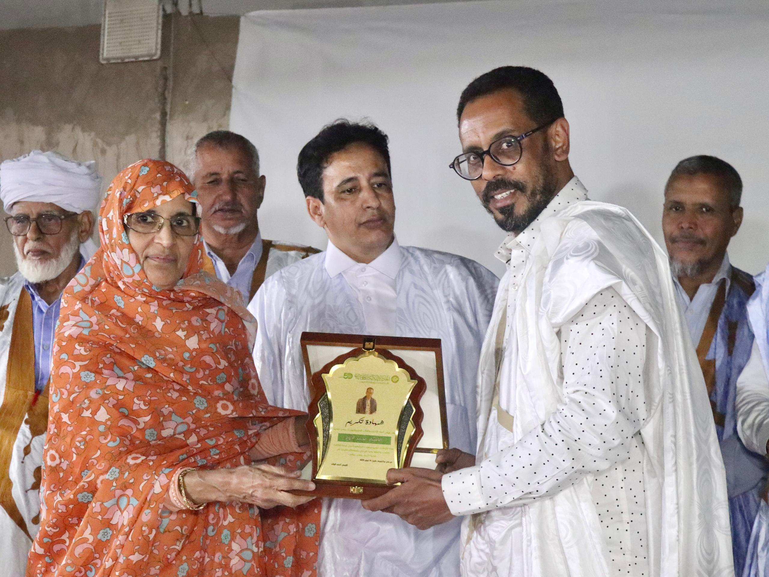 رئيسة تقدم تكريما للمبدع الشاعر محمد ولد إدوم 